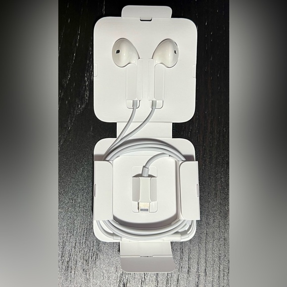 ❌❌SOLD❌❌Apple Wired Headphones - Picture 2 of 3